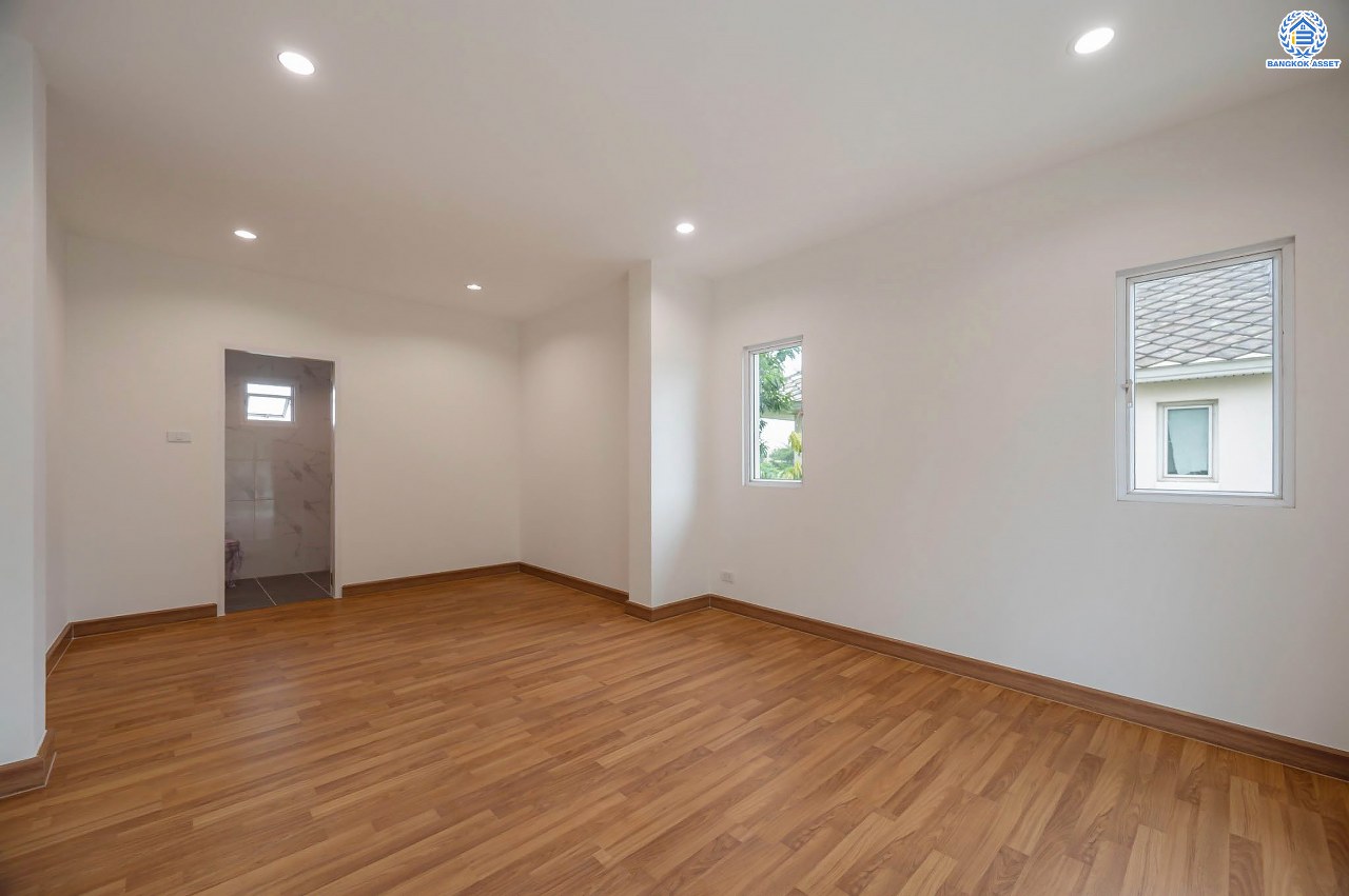 บ้านมือสองตกแต่งใหม่ โครงการ อนันตธารา ทวีวัฒนา เนื้อที่ 61.6 ตร.ว. พื้นที่ใช้สอย 190.96 ตร.ม. ฟังก์ชันจัดเต็ม 3 ห้องนอน 3 ห้องน้ำ จอดรถได้ 2 คัน ตอบโจทย์ทุกการเดินทาง บนทำเลศักยภาพ ติดถนนบรมราชชนนี เชื่อมต่อทางคู่ขนานลอยฟ้า ใกล้รถไฟฟ้าสายสีน้ำเงิน "สถานีบางพลัด"